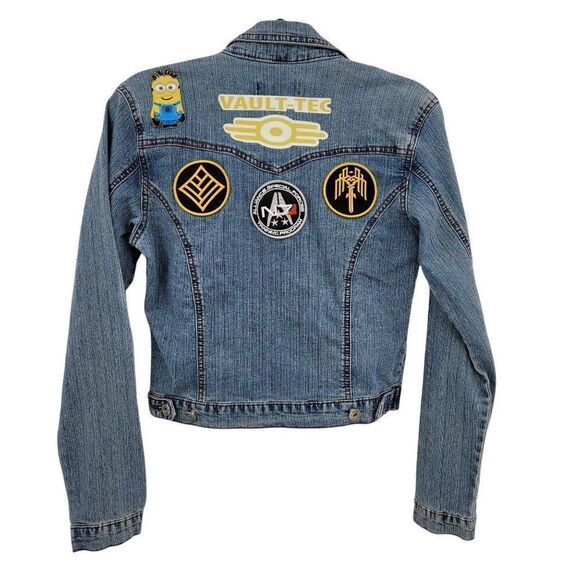 AC 3998 Upcycled Patches Stretch Jean‎ Jacket Light Wash Minion Patch Button - Picture 4 of 8